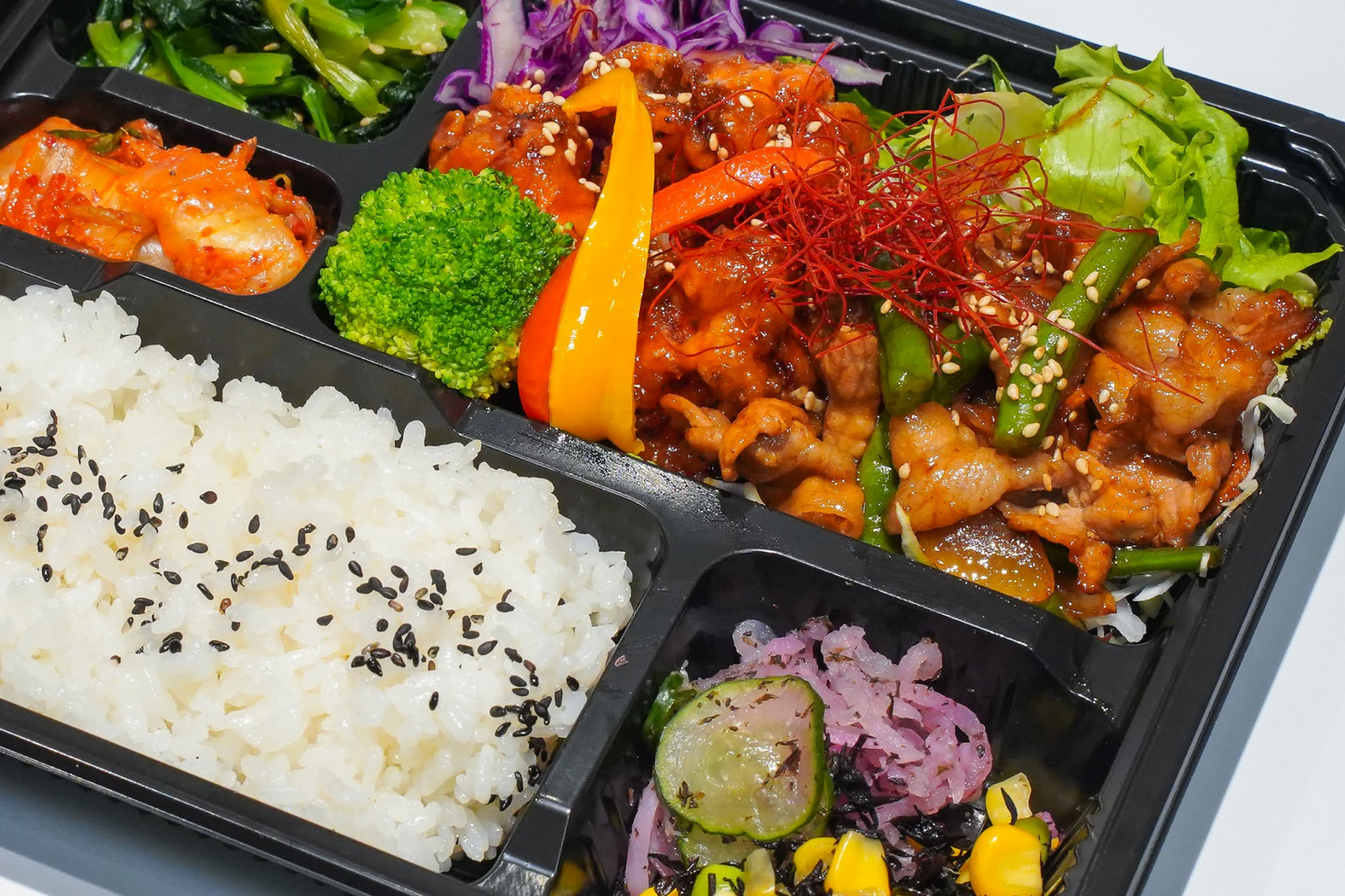 ヤンニョムチキンとデジカルビのコリアン弁当