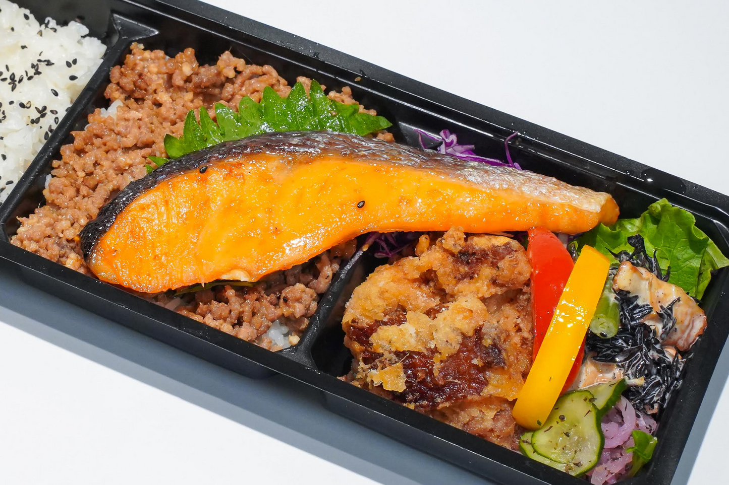 そぼろご飯と鮭の昆布漬け焼弁