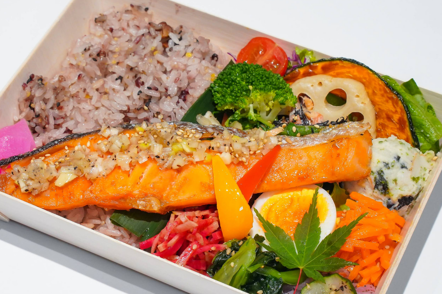 鮭の葱塩焼きと十六穀米のおばんざい箱弁