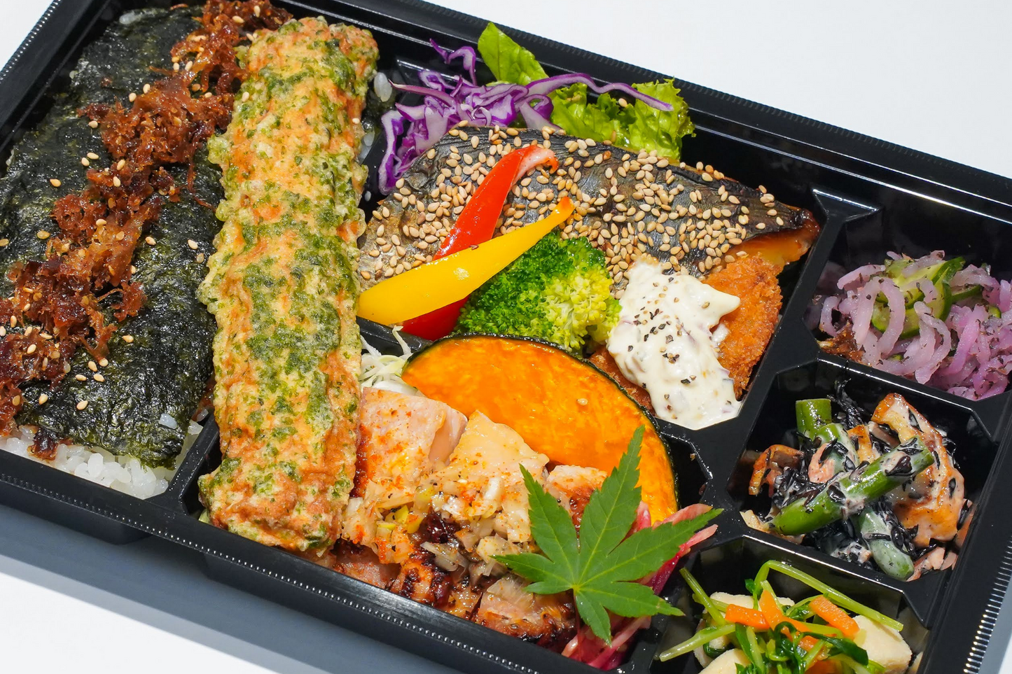 鰆の西京利休焼と若鳥の山賊焼きの特製のり弁