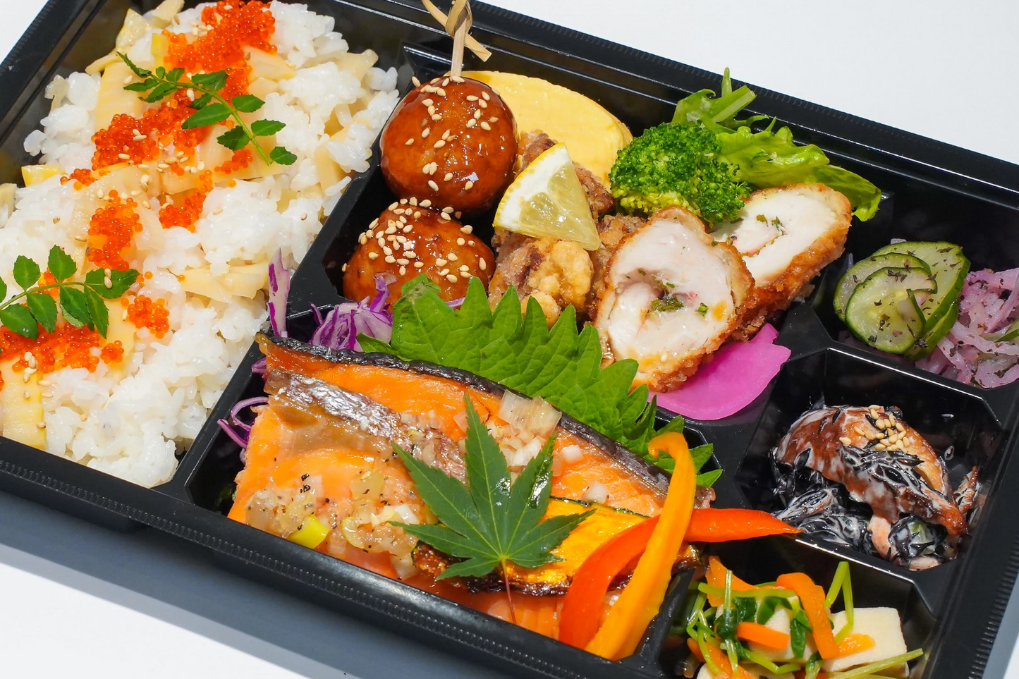 鮭の漬け焼きとタケノコご飯の幕の内弁当